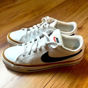 Nike Court Legacy women’s sneaker